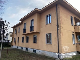 Ufficio in Affitto a Carate Brianza, 2'000&euro;, 200 m²