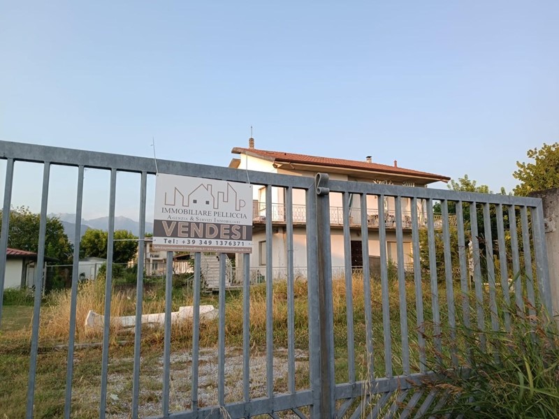 Villa bifamiliare in Vendita a Massa, zona Marina di Massa, 280'000&euro;, 135 m²