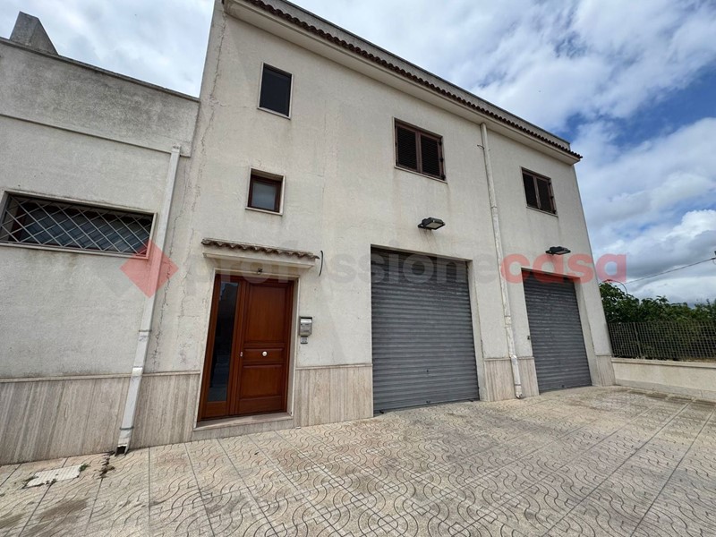 Casa Indipendente in Vendita a Pulsano, 295'000€, 500 m²