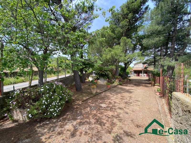 Villa in Vendita a Santa Lucia del Mela, 190'000€, 226 m²