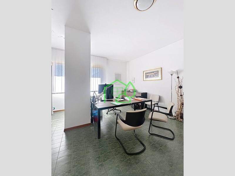Ufficio in Vendita a Viareggio, 239'000€, 108 m²