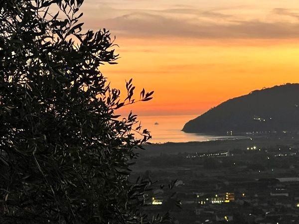 Appartamento in Vendita a Luni, zona Nicola, 380'000€, 200 m²