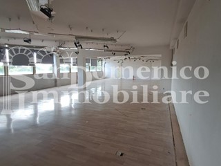 Immobile commerciale in Vendita a Cascina, 350'000€, 500 m²