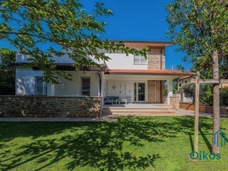 Villa in Vendita a Forte dei Marmi, zona Vittoria Apuana, 2'600'000€, 231 m², arredato