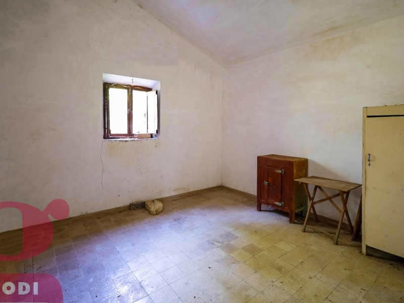 Casale in Vendita a Avigliano Umbro, 179'000€, 320 m²