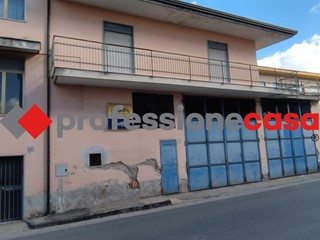 Negozio in Affitto a San Nicola la Strada, 1'500€, 250 m²