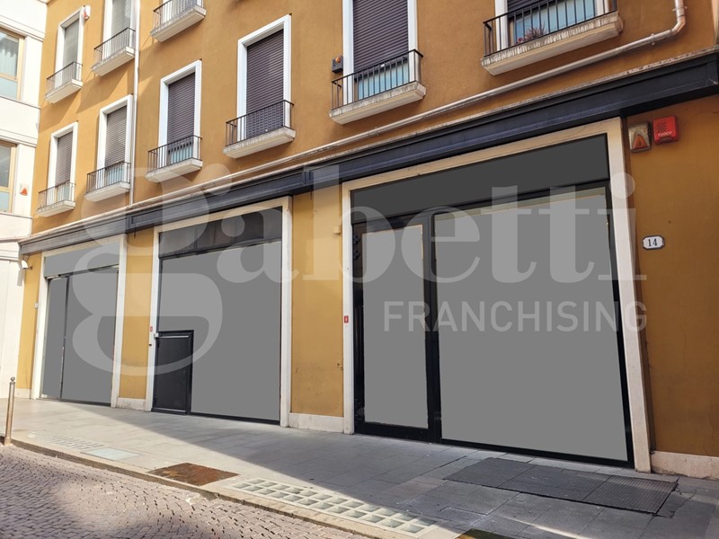 Negozio in Affitto a Padova, 11'500€, 500 m²