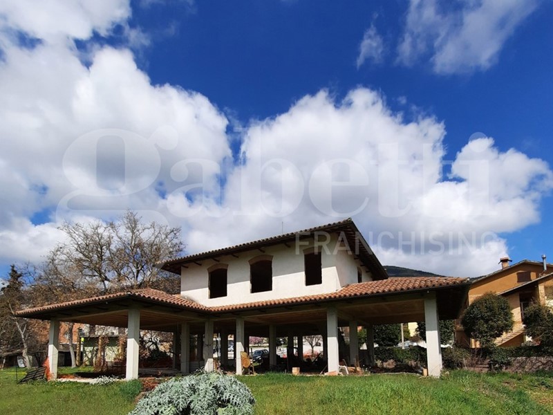 Casa Indipendente in Vendita a Gubbio, 125'000&euro;, 210 m²