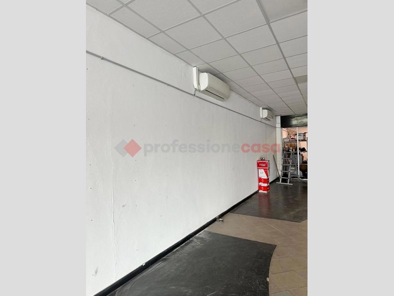 Negozio in Affitto a Arezzo, 1'600€, 394 m²