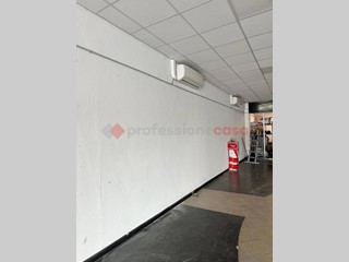 Negozio in Affitto a Arezzo, 1'600€, 394 m²