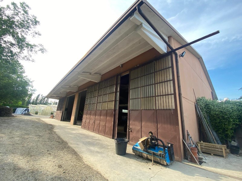 Magazzino in Vendita a Manerba del Garda, 980'000€, 1300 m²