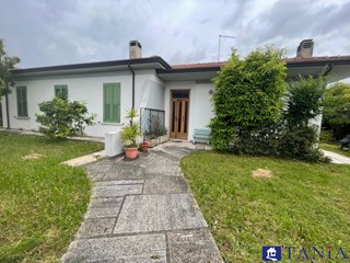 Casa Indipendente in Vendita a Carrara, 500'000€, 150 m²