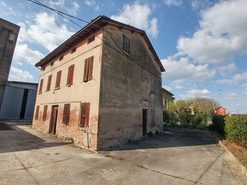 Capannone in Vendita a Novellara, zona Santa Maria Della Fossa, 190'000€, 575 m², con Box
