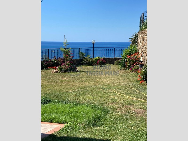 Casa Indipendente in Vendita a Cipressa, zona Aregai, 515'000€, 130 m²