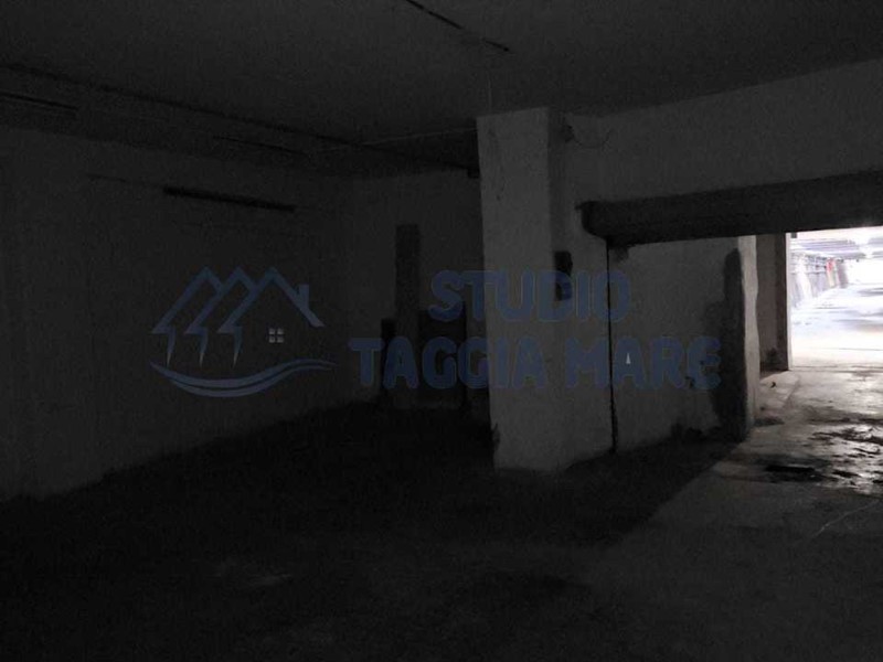 Box in Vendita a Taggia, zona Arma Di Taggia, 35'000€, 44 m², con Box
