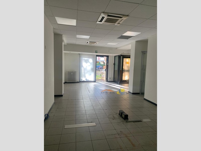 Attività commerciale in Vendita a Parma, 380'000€, 120 m²