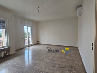 Appartamento in Affitto a Parma, zona Parma CittÃ  Sud, 1'900€, 162 m², con Box