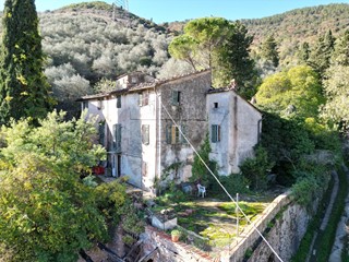 Casale in Vendita a Lucca, zona Sud, 200'000€, 600 m²