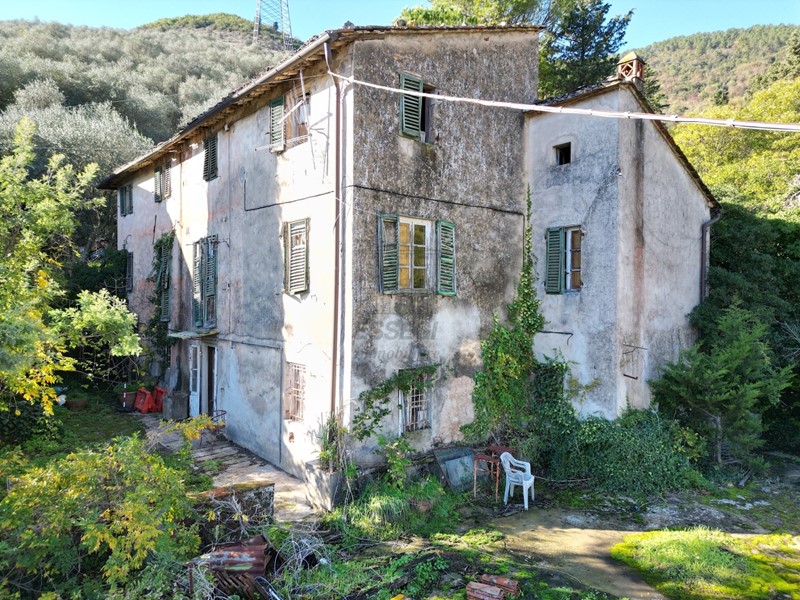 Casale in Vendita a Lucca, zona Sud, 200'000€, 600 m²