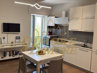 Trilocale in Vendita a Verbania, zona Pallanza, 240'000€, 90 m², arredato, con Box