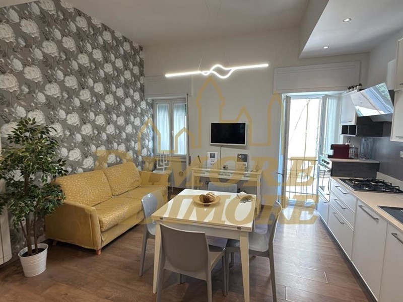 Trilocale in Vendita a Verbania, zona Pallanza, 240'000€, 90 m², arredato, con Box