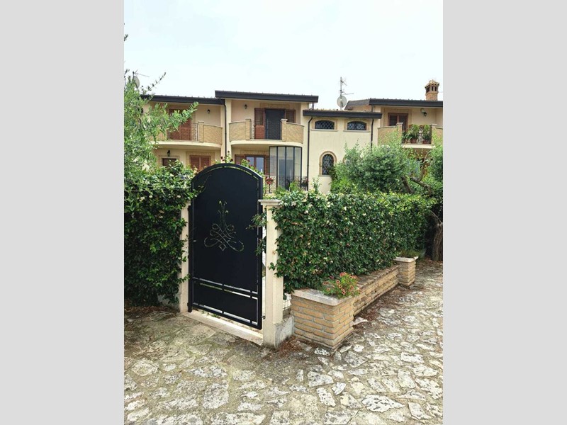 Casa Semi Indipendente in Vendita a Santa Maria Imbaro, 220'000€, 106 m², arredato, con Box
