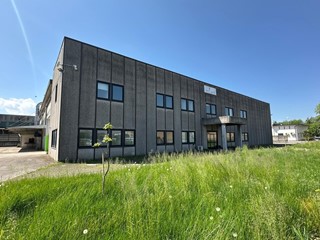 Capannone in Vendita a Fiorenzuola d'Arda, 1700 m²