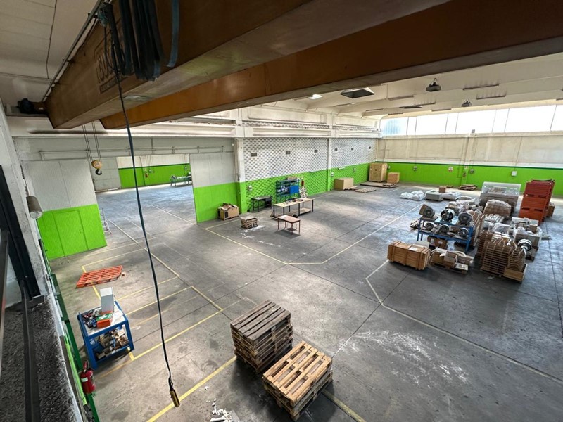 Capannone in Vendita a Fiorenzuola d'Arda, 1700 m²