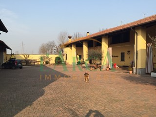 Rustico in Vendita a Castrezzato, 360'000€, 387 m², con Box