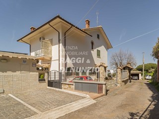 Villa in Vendita a Grottaferrata, 980'000€, 350 m²