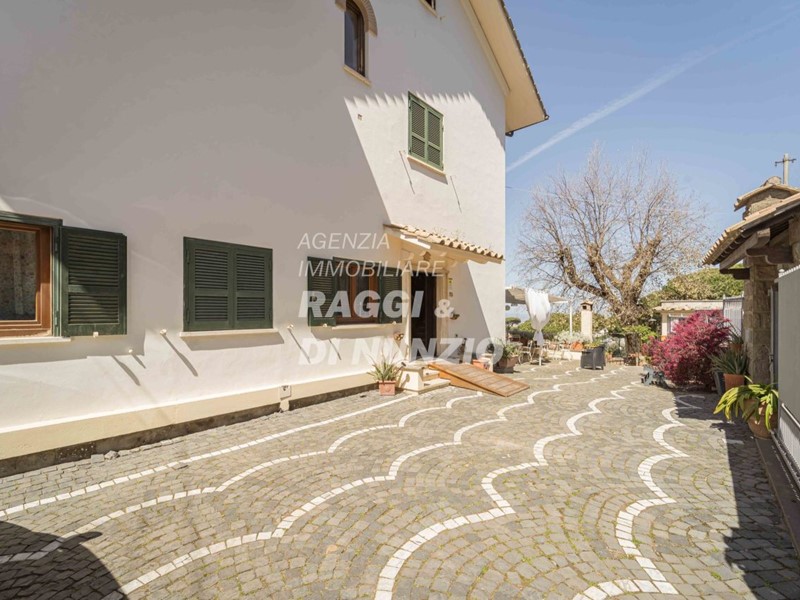 Villa in Vendita a Grottaferrata, 980'000€, 350 m²