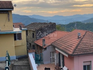 Appartamento in Vendita a Podenzana, zona Montedivalli, 17'000€, 242 m²