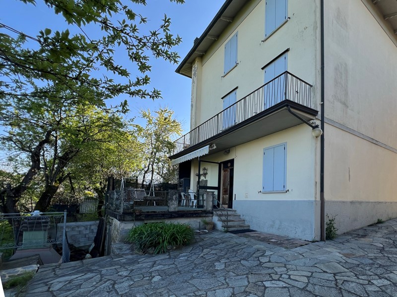 Villa in Vendita a Viano, zona Regnano, 230'000€, 217 m², arredato, con Box