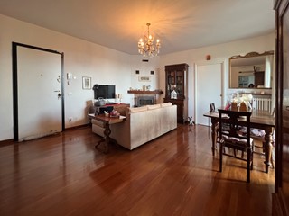 Quadrilocale in Vendita a Reggio Emilia, zona Sesso, 215'000€, 82 m², con Box