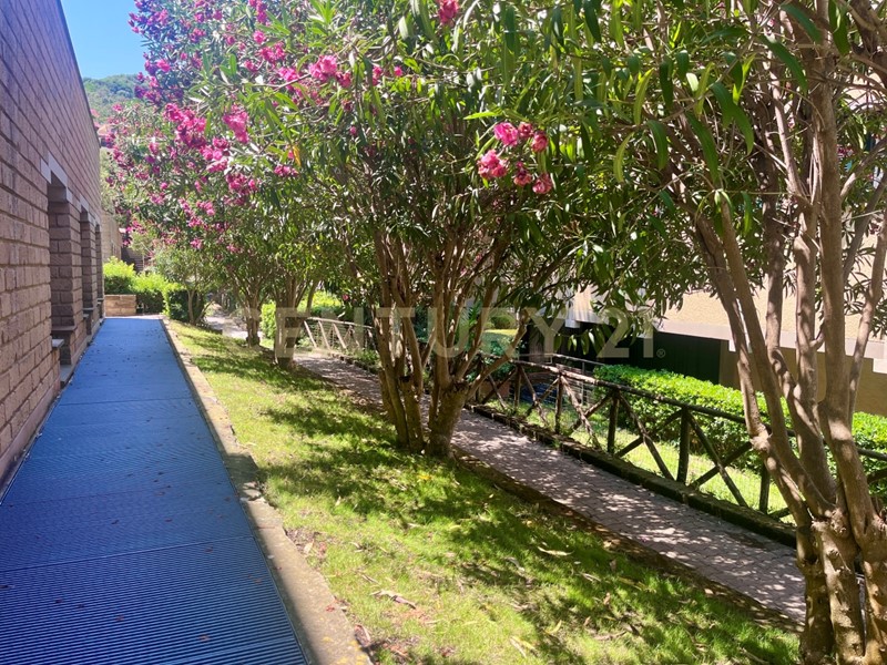 Quadrilocale in Vendita a Castiglione della Pescaia, zona Punta Ala, 230'000€, 85 m², arredato, con Box