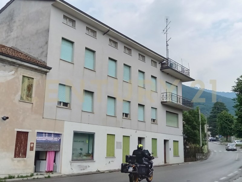 Casa Semi Indipendente in Vendita a Valdobbiadene, 280'000€, 450 m², arredato, con Box