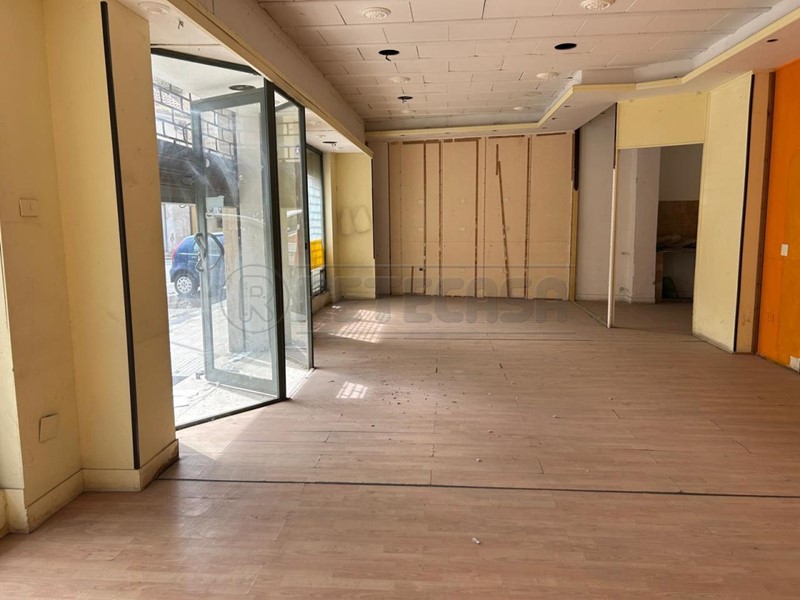 Immobile commerciale in Affitto a Caltanissetta, 350€, 77 m²