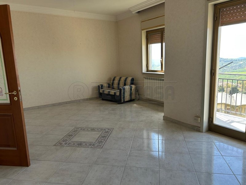 Quadrilocale in Vendita a Caltanissetta, 88'000€, 106 m², con Box