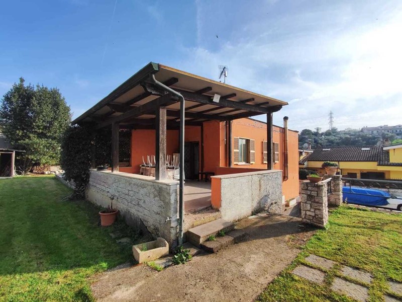 Casa Indipendente in Vendita a Guidonia Montecelio, zona Pichini, 288'000€, 250 m², con Box