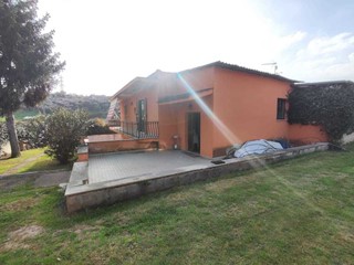 Casa Indipendente in Vendita a Guidonia Montecelio, zona Pichini, 288'000€, 250 m², con Box
