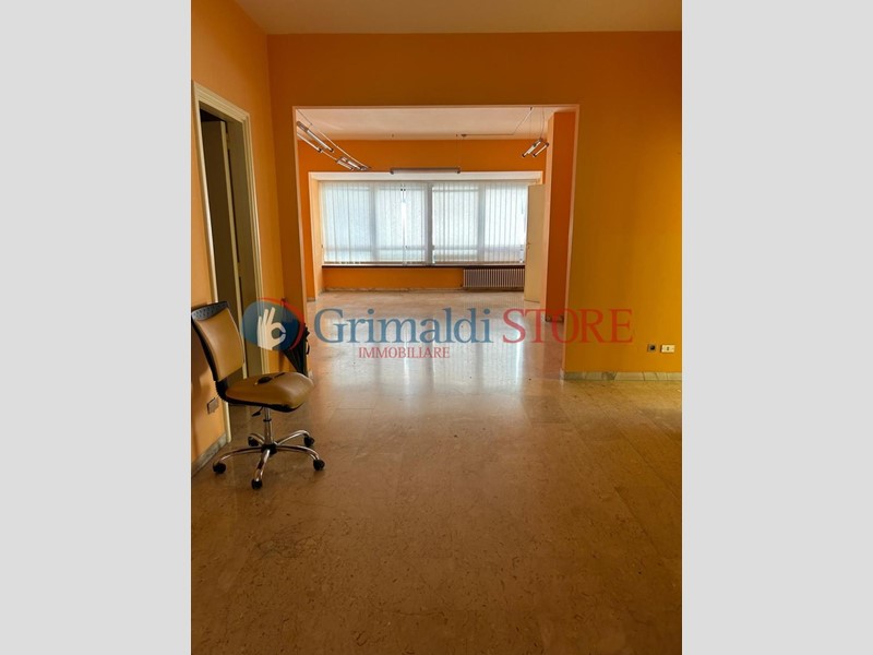 Ufficio in Affitto a Lecce, 2'000€, 230 m²