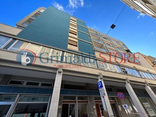 Ufficio in Affitto a Lecce, 2'000€, 230 m²