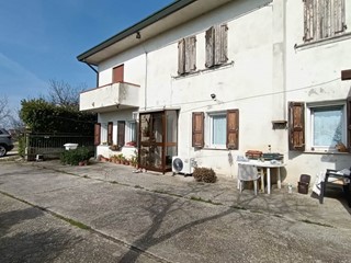 Villa in Vendita a Rovigo, zona FRAZIONI-PERIFERIA, 105'000€, 135 m², con Box