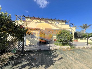 Villa in Vendita a Siracusa, zona Elorina, 248'000&euro;, 242 m², con Box