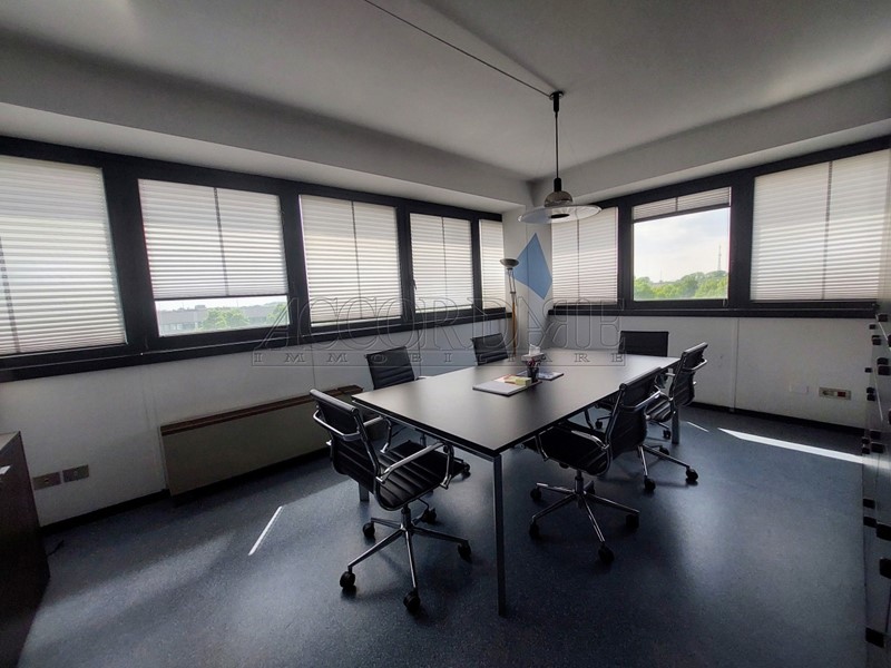 Ufficio in Affitto a Padova, zona Zona Industriale, 1'700€, 230 m²