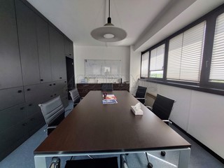 Ufficio in Affitto a Padova, zona Zona Industriale, 1'700€, 230 m²