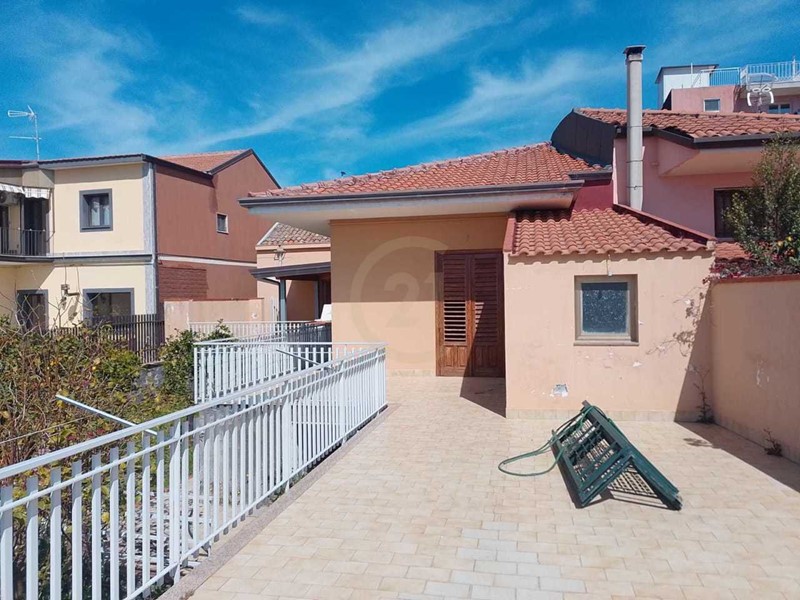 Casa Indipendente in Vendita a Aci Castello, zona Ficarazzi, 230'000€, 120 m²