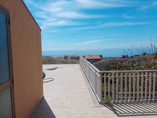 Casa Indipendente in Vendita a Aci Castello, zona Ficarazzi, 230'000€, 120 m²