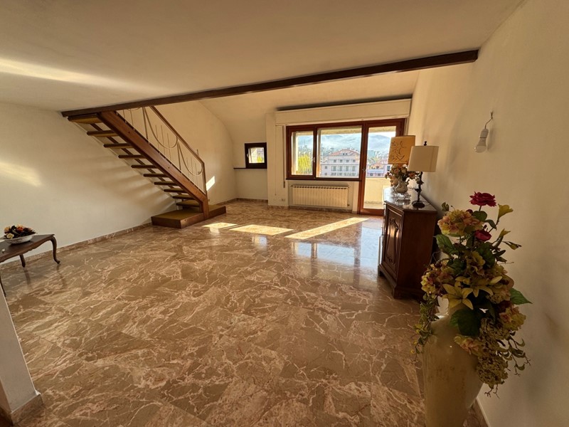 Appartamento in Vendita a Sestri Levante, zona centro, 214 m²