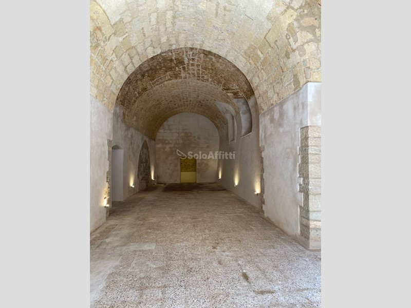 Capannone in Affitto a Barletta, zona Centro storico, 1'200€, 130 m²